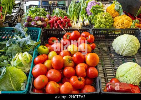 Pomodori e altri ortaggi in vendita sul mercato Foto Stock