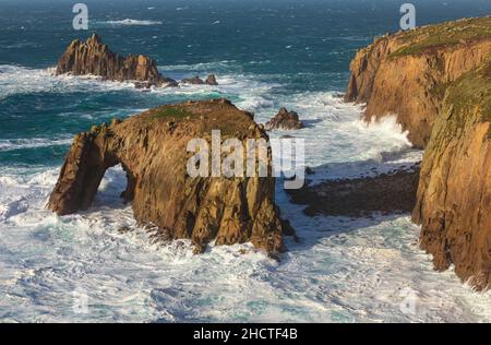 Mari accidentati al largo della Cornovaglia Landsend Foto Stock