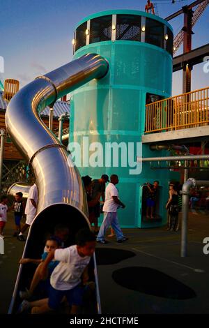 Colpo verticale di Domino Park affollato a Williamsburg, Brooklyn Foto Stock