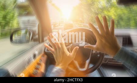 Incidente dell'auto con un veicolo POV - vista in prima persona ripresa dall'interno dell'auto Foto Stock