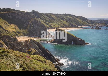 Belle scogliere costiere e Seascape a Loiba, Galizia, Spagna Foto Stock