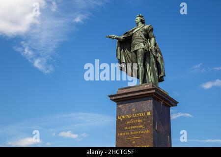 Stoccolma, svezia - 25 giugno 2016: Veduta della statua di Gustav III a Skeppsbrokajen. Re di Svezia. Foto Stock