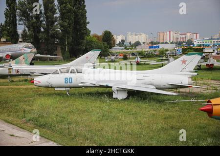 KIEV, UCRAINA - 01 AGOSTO 2021: L'Unione Sovietica Air Force Sukhoi su-17 Fitter esposto al Museo dell'Aviazione statale di Oleg Antonov Foto Stock