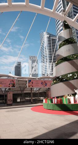 Decorazioni natalizie Chong Nonsi BTS Skytrain Station Skywalk Plaza Bangkok Thailandia Foto Stock