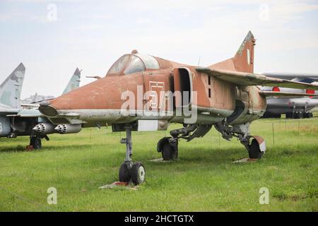 KIEV, UCRAINA - 01 AGOSTO 2021: L'Aeronautica militare Ucraina Mikoyan-Gurevich MIG-27 Flogger esposto al Museo dell'Aviazione statale di Oleg Antonov Foto Stock