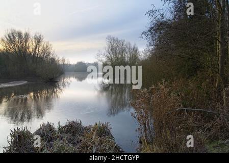 La nebbia si aggancia sui Mill Lakes presto in una gelida mattinata di dicembre a Nottinghamshire. Foto Stock