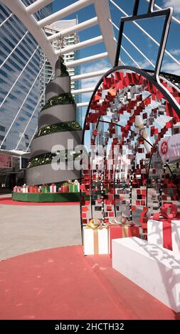 Decorazioni natalizie Chong Nonsi BTS Skytrain Station Skywalk Plaza Bangkok Thailandia Foto Stock