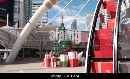 Decorazioni natalizie Chong Nonsi BTS Skytrain Station Skywalk Plaza Bangkok Thailandia Foto Stock