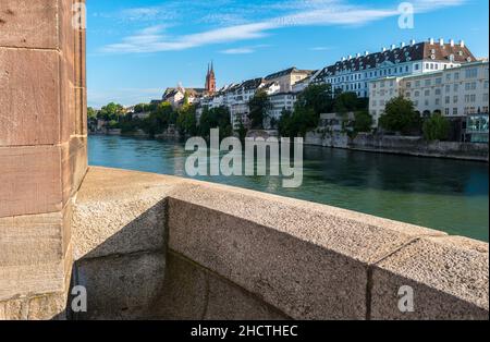 Città vecchia di Basilea con pietra rossa cattedrale Munster sul fiume Reno, Svizzera Foto Stock