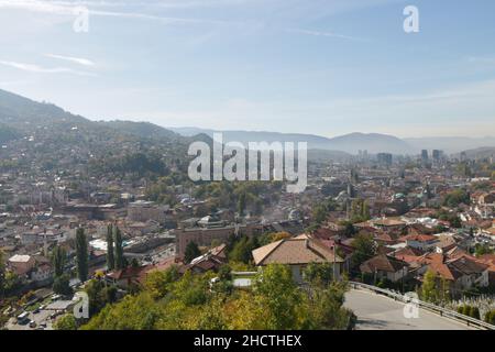 Sarajevo, Bosnia-Erzegovina, 14 ottobre 2019: Vista della città di Sarajevo dal punto di vista superiore in una giornata di sole. Foto Stock