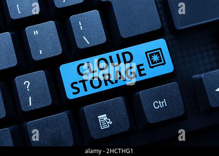 Didascalia di testo che presenta l'archiviazione cloud. Business Concept computing connette i dispositivi ai dati cloud su storage remoto Abstract Office Typing Jobs Foto Stock