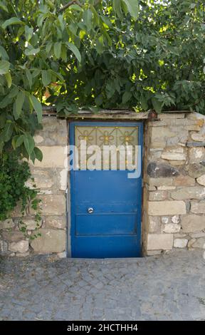 Porta blu, tradizionale casa di villaggio turco 's porta. Cultura concetto e idea. Foto Stock