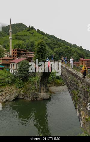 Rize, Turchia, 20 agosto 2019 : il nome locale famoso del fiume è 'Fırtına Deresi' e Ponte Ottomano. Bandiera turca e turisti sul ponte. Foto Stock