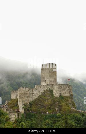 Rize, Turchia, 20 agosto 2019 : Zilkale, Zilkale è una famosa torre di guardia di epoca bizantina. Situato nella parte nord della Turchia. Foto Stock