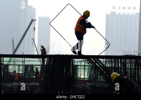 Hefei, provincia cinese di Anhui. 1st Jan 2022. I lavoratori lavorano in un cantiere a Hefei, nella provincia di Anhui, nella Cina orientale, il 1 gennaio 2022. Credit: Liu Junxi/Xinhua/Alamy Live News Foto Stock