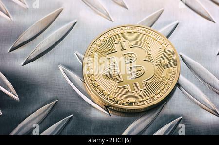 Bitcoins d'oro su sfondo metallico Foto Stock