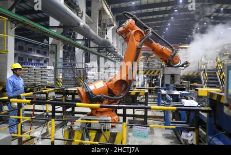 Hengyang, la provincia cinese di Hunan. 1st Jan 2022. Un lavoratore lavora in uno stabilimento che produce prodotti di zinco a Changning, nella provincia centrale di Hunan, 1 gennaio 2022. Credit: CaO Zhengping/Xinhua/Alamy Live News Foto Stock