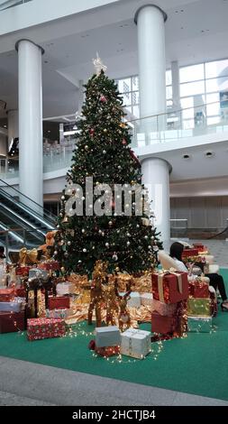 Decorazioni natalizie Chong Nonsi BTS Skytrain Station Skywalk Plaza Bangkok Thailandia Foto Stock