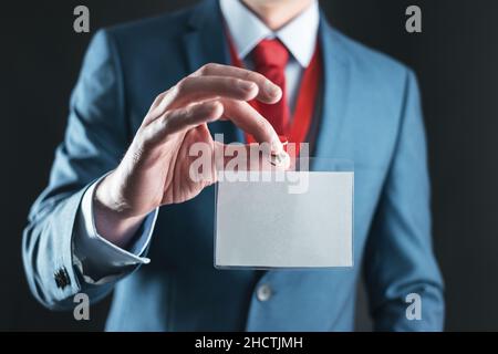 Businessman con identità di sicurezza in bianco Foto Stock