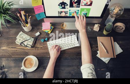 Graphic Designer che lavora in un ufficio domestico Foto Stock