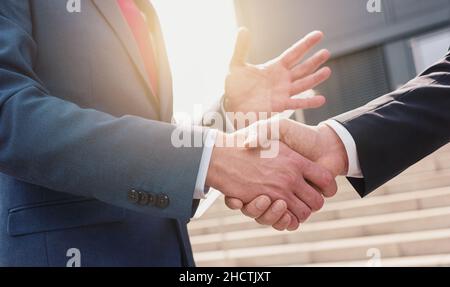 Uomini d'affari che fanno handshake - immagine di concetto di business Foto Stock