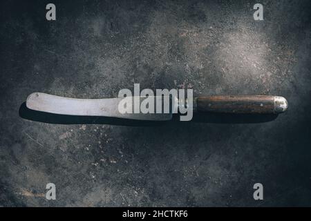 Coltello vecchio su lamiera rustry Foto Stock