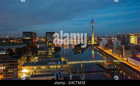 Vista dello skyline di Dusseldorf al tramonto Foto Stock