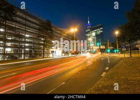 Stadttor a Dusseldorf di notte, germania Foto Stock