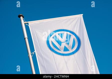 Segno di un logo Volkswagen su una bandiera. Volkswagen è un costruttore tedesco di automobili e il più grande automobilistico tedesco e il terzo più grande automobilistico i Foto Stock