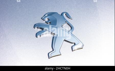 Logo Peugeot su un'auto. Peugeot è un marchio francese di automobili, parte di PSA Peugeot Citroen. Foto Stock