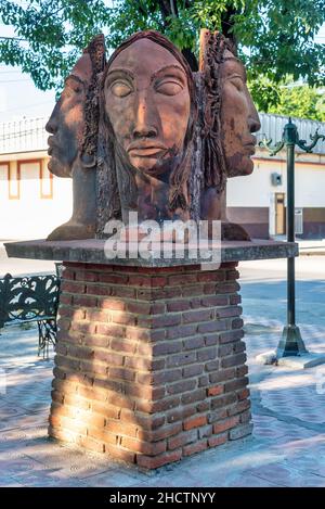 Scultura d'arte della cultura cubana con volti aborigeni visti su un piccolo parquet. 1 gennaio 2021 Foto Stock