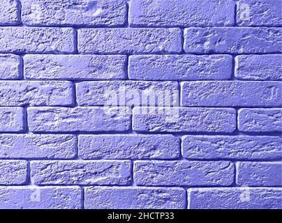Piastrelle di fronte pietra mattoni forma. PANTONE color molto peri. Brickwall sfondo astratto. Spazio di copia. Foto Stock