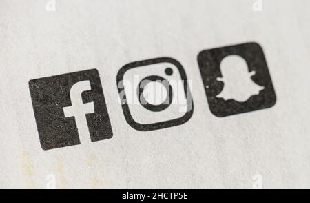 Logo di diversi servizi di social media (Facebook, Instagram, snapchat) su una scatola cartacea, immagine concettuale per il social networking. Foto Stock