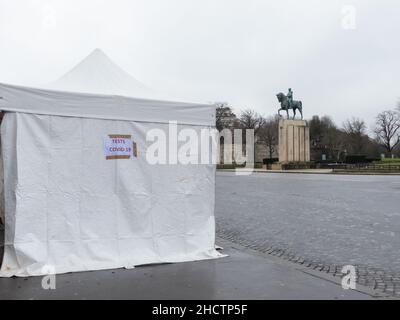 Parigi, Francia. Dicembre 26. 2021. Tenda di alloggio e centro di prova per coronavirus, covid 19, nel distretto di Trocadero. Foto Stock