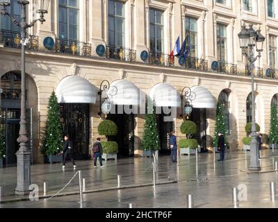 Parigi, Francia. Dicembre 26. 2021. Struttura a cinque stelle situata in Place Vendome. Famoso hotel di lusso Ritz. Foto Stock