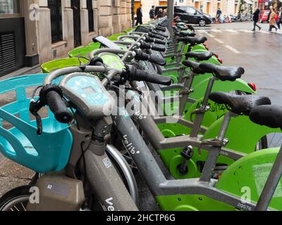 Parigi, Francia. Dicembre 26. 2021. File di biciclette elettriche in una stazione di mezzi di sostentamento sulla strada. Mezzo di trasporto ecologico. Foto Stock