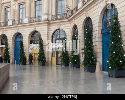 Parigi, Francia. Dicembre 26. 2021. Marchio famoso di un prestigioso comò. Boutique Christian Dior di lusso. Foto Stock