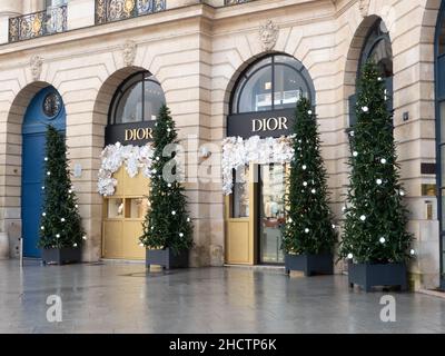 Parigi, Francia. Dicembre 26. 2021. Marchio famoso di un prestigioso comò. Boutique Christian Dior di lusso. Foto Stock