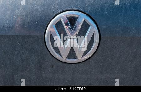 Logo Dirty VW (Volkswagen) su un'auto nera. Volkswagen è una società del gruppo Volkswagen. Foto Stock