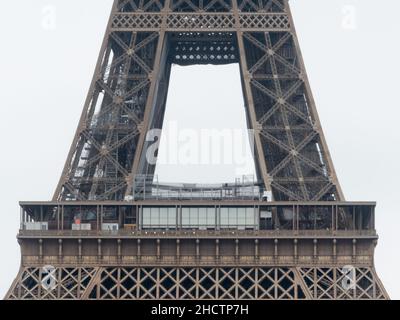 Parigi, Francia. Dicembre 26. 2021. Secondo piano del famoso monumento in metallo. Vista sulla Torre Eiffel. Foto Stock