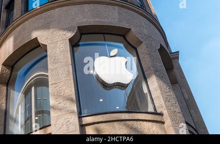 Logo New Yorker all'esterno di un negozio. Questa catena di negozi di moda offre abiti moderni ed eleganti sia per uomini che per donne. Foto Stock