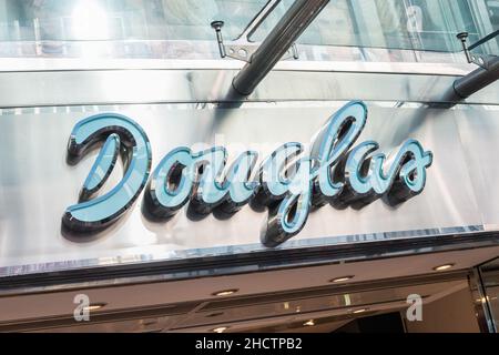 Logo Douglas su un negozio di articoli di parfumerie. Parfumerie Douglas è una catena di negozi di profumeria con sede a Hagen. Foto Stock