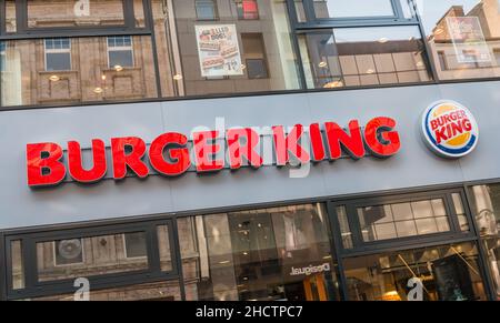 Cartello Burger King su un negozio. Burger King, spesso abbreviato come BK, è una catena globale di hamburger fast food, Stati Uniti. Foto Stock