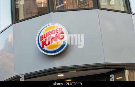 Cartello Burger King su un negozio. Burger King, spesso abbreviato come BK, è una catena globale di hamburger fast food, Stati Uniti. Foto Stock