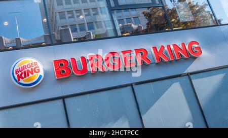 Cartello Burger King su un negozio. Burger King, spesso abbreviato come BK, è una catena globale di hamburger fast food, Stati Uniti. Foto Stock