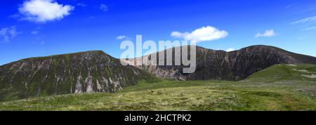 Vista di Wandope, Eel Crag e Sail Fells sopra la valle Coledale Hause, Lake District National Park, Cumbria, Inghilterra, Regno Unito Foto Stock