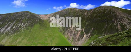 Vista di Wandope, Eel Crag e Sail Fells sopra la valle Coledale Hause, Lake District National Park, Cumbria, Inghilterra, Regno Unito Foto Stock