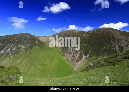 Vista di Wandope, Eel Crag e Sail Fells sopra la valle Coledale Hause, Lake District National Park, Cumbria, Inghilterra, Regno Unito Foto Stock