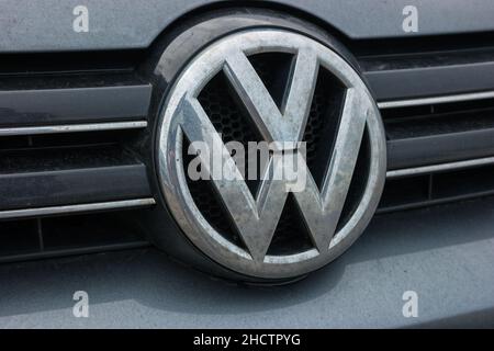 Logo della piastra Volkswagen VW sporco su una griglia per auto. Volkswagen è una famosa azienda europea produttrice di automobili con sede in Germania. Foto Stock