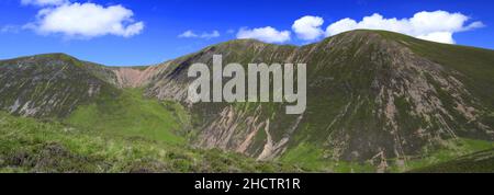 Vista di Wandope, Eel Crag e Sail Fells sopra la valle Coledale Hause, Lake District National Park, Cumbria, Inghilterra, Regno Unito Foto Stock